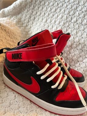 Nike Black and Red Mid-Top Sneakers with White Laces Boys Size 5.5 Y Very nice
